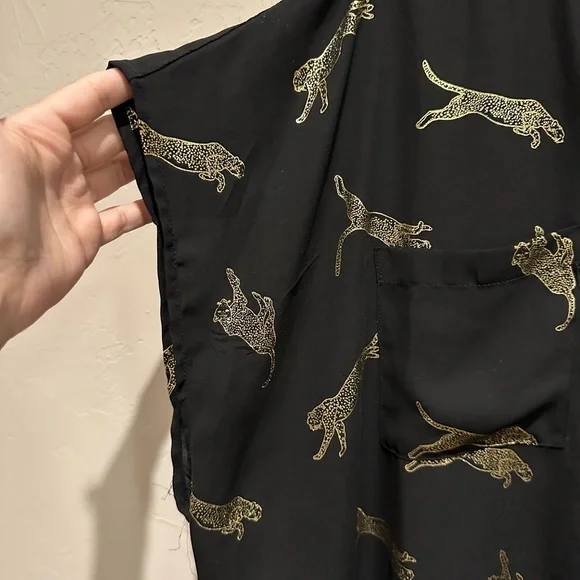 PRICE DROP! Torrid black and gold leopard short sleeve top size 3 - Picture 4 of 5